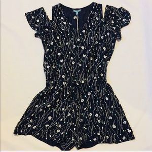 🌿NWT Cold Shoulder Romper
